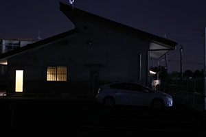 施設の駐車場に屋外用LED照明フィールドライトを設置前